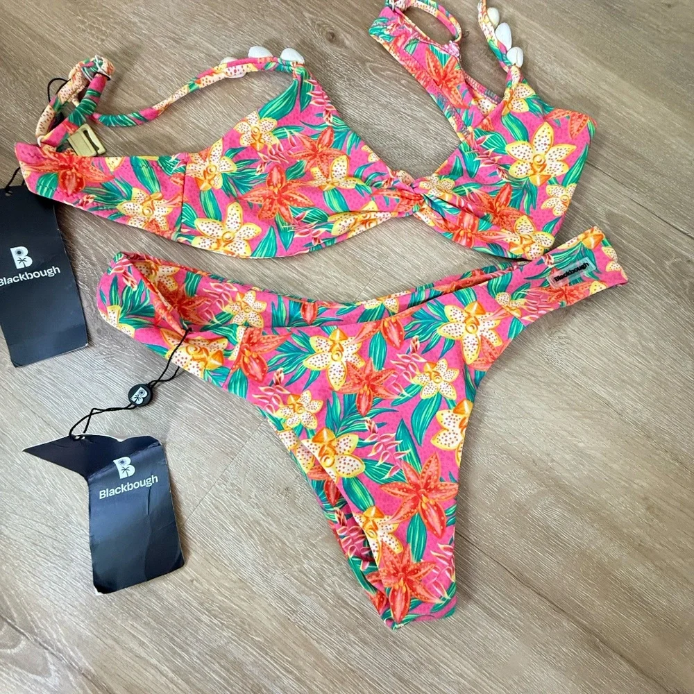 Shell Bikini - Picture 1 of 4